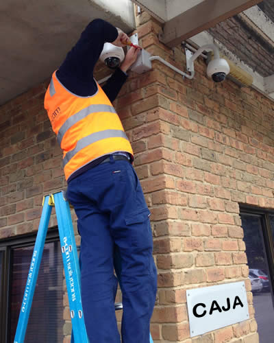 Técnico instalando cámaras de seguridad